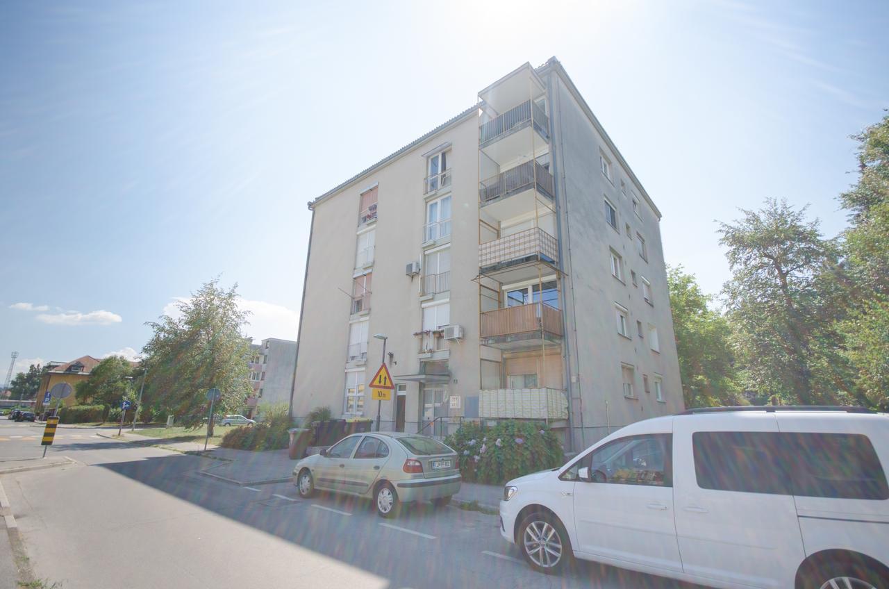 Apartment Near The Train Station Ljubljana Bagian luar foto